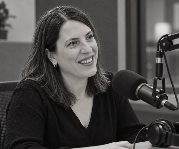 La Dra. Victoria Fioravantti hablando de salud infantil en un estudio de radio